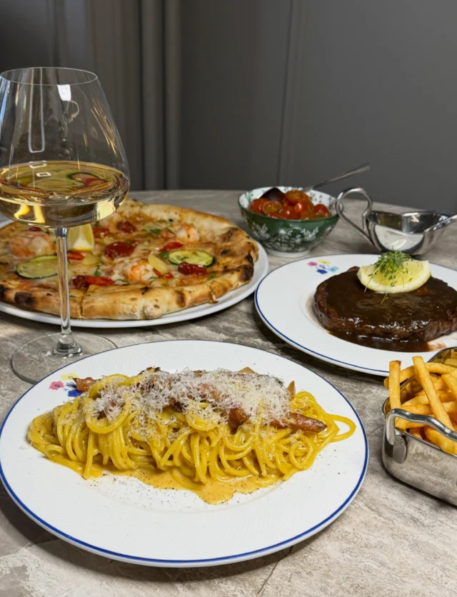God mat smakar ännu bättre när den delas. 🍝❤️Samla familj och vänner och njut av autentiska italienska smaker, ett glas vin och en kväll fylld av värme.Välkomna till Savoca!#middag #stockholm #restaurang #sthlmfood