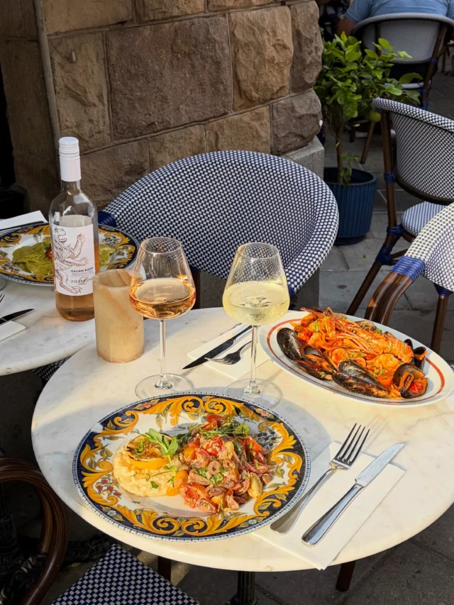 Passa på att njuta av sommarsolen, ett glas vin och mat lagad med kärlek, hos oss ✨🥰Ses på Savoca!•#middag #savoca #dinner #middagstips #restaurang