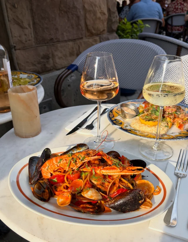 Nya favoriter på menyn! 😍Vi har uppdaterat menyn med flera nya italienska favoriter, och en av dem är vår fantastiska Frutti di Mare - fylld med havets läckerheter och tillagad med kärlek, alltid✨Välkomna til Savoca!#savoca #stockholm #restaurang #sthlmfood #middag